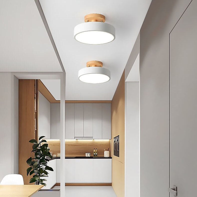 Skandinavische runde LED-Deckenleuchte mit halbem Abstand zur Decke