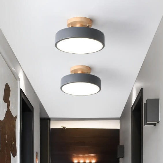 Skandinavische runde LED-Deckenleuchte mit halbem Abstand zur Decke
