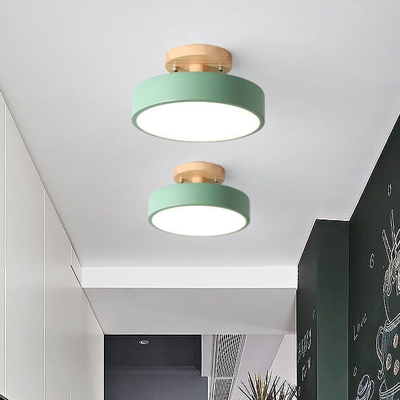 Skandinavische runde LED-Deckenleuchte mit halbem Abstand zur Decke