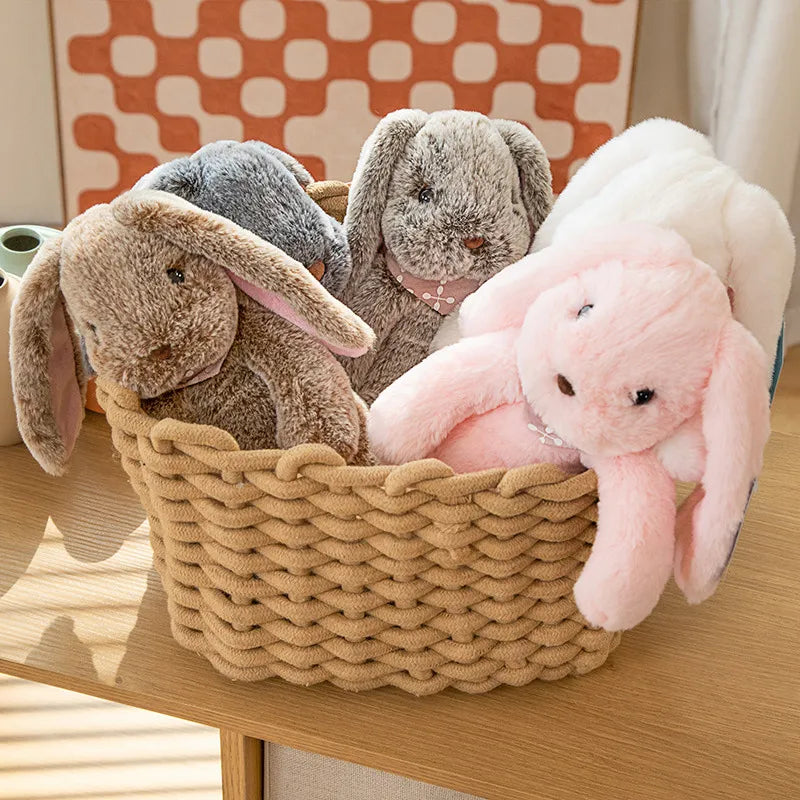 Niedliche Plüschpuppe mit großen Hasenohren