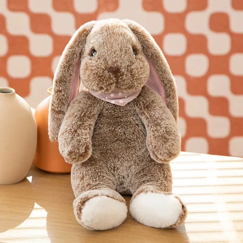 Niedliche Plüschpuppe mit großen Hasenohren