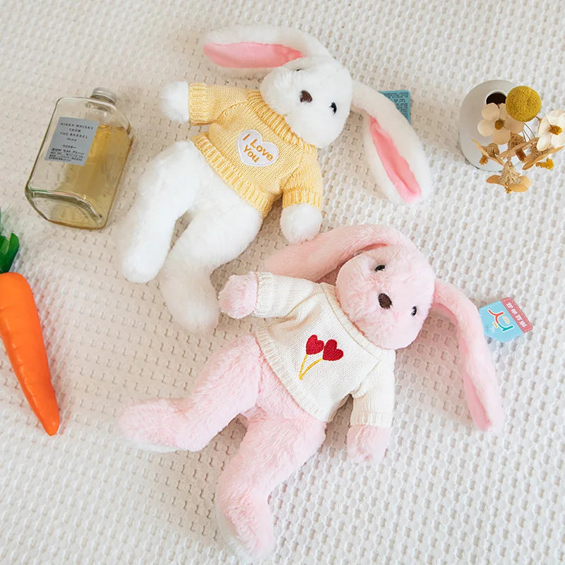 Niedliche Plüschpuppe mit großen Hasenohren
