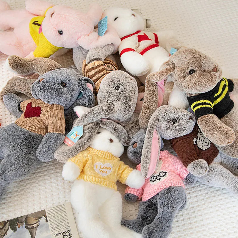 Niedliche Plüschpuppe mit großen Hasenohren